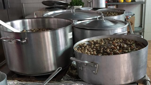 Ni Triana ni la la periferia: los mejores caracoles de Sevilla están en este bar centenario escondido en el Centro