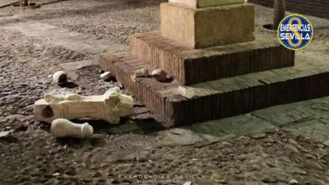 La cruz, como quedó después del paso de los vándalos.