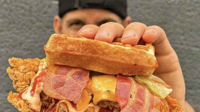 El cocinero madrileño con una de las propuestas gastro de Pollos Muñoz.