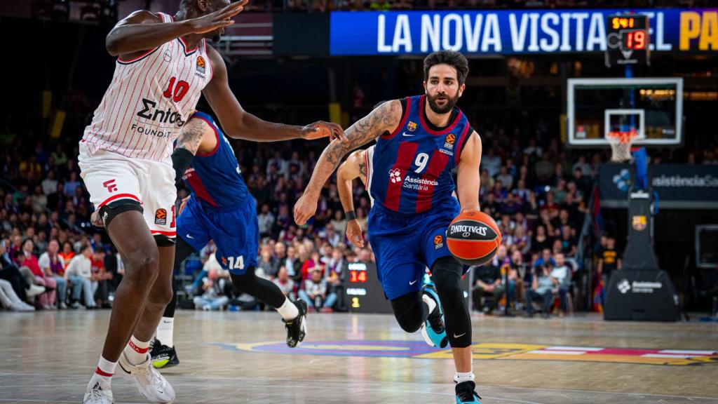 Ricky Rubio se lleva el esférico.