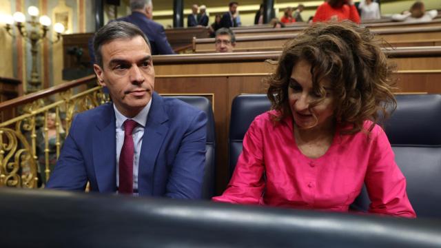 Pedro Sánchez ayer junto a la vicepresidenta primera y ministra de Hacienda, María Jesús Montero.