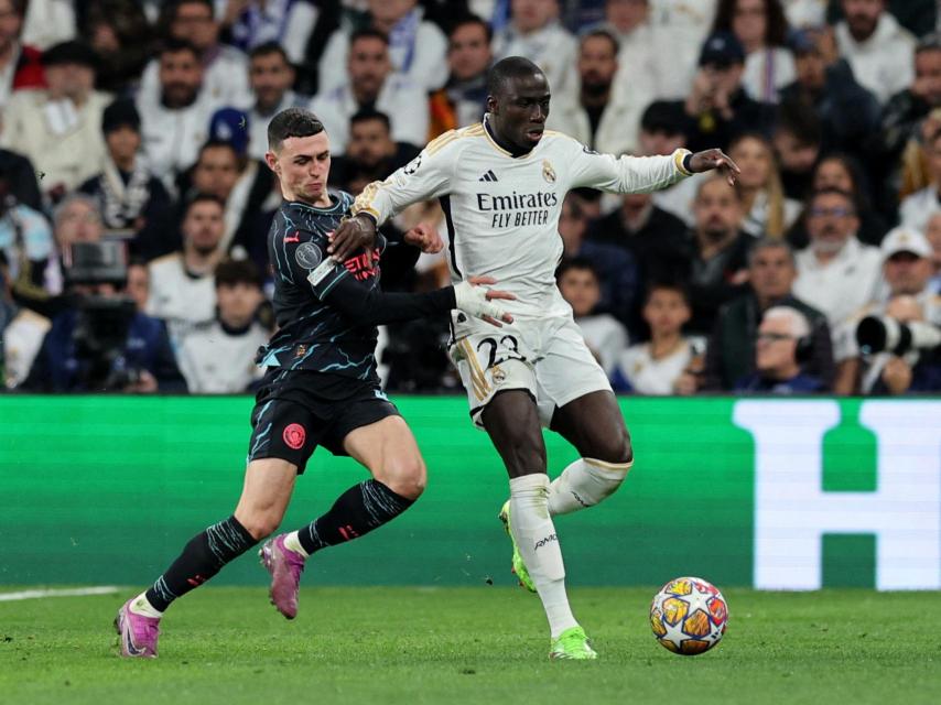 Ferland Mendy le gana un duelo a Foden durante la eliminatoria contra el Manchester City.