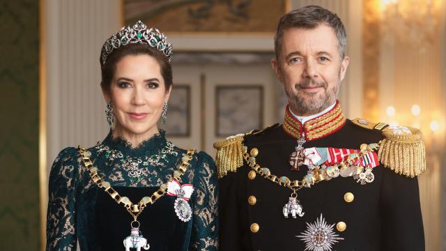Primer retrato oficial de Federico y Mary como reyes de Dinamarca, publicado este 25 de abril.