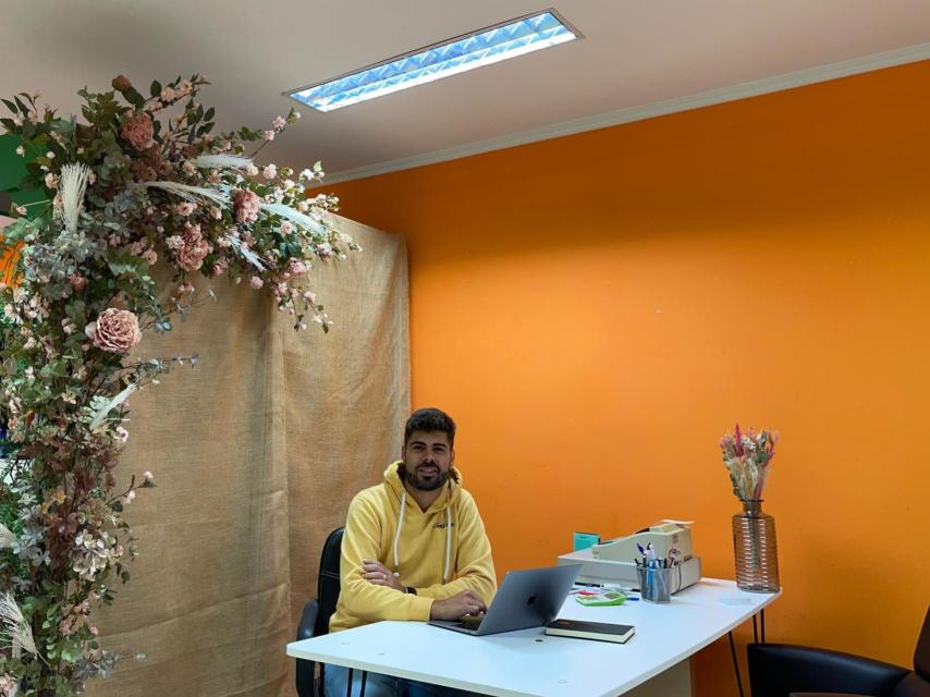 Juanma en su floristería