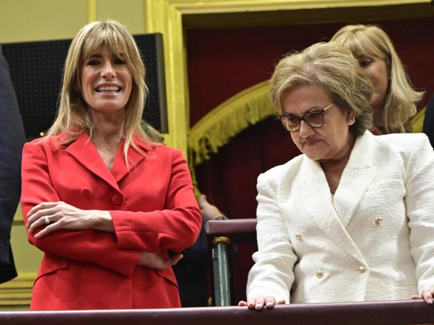 Begoña Gómez junto a su suegra, Magdalena Pérez-Castejón, en el hemiciclo.