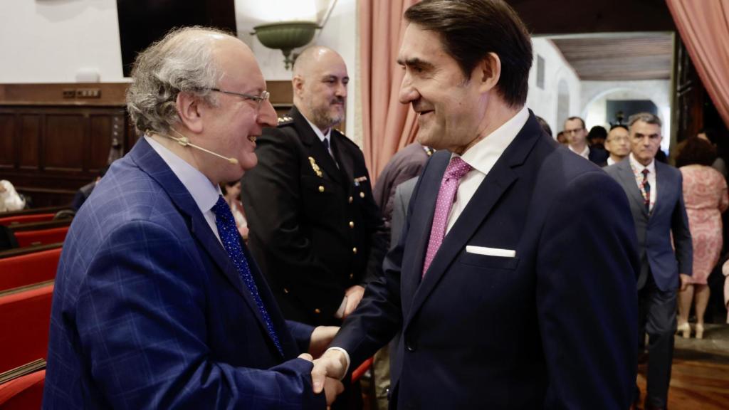 El presidente del CES, Enrique Cabero, saluda al consejero de Medio Ambiente, Vivienda y Ordenación del Territorio de la Junta de Castilla y León, Juan Carlos Suárez-Quiñones