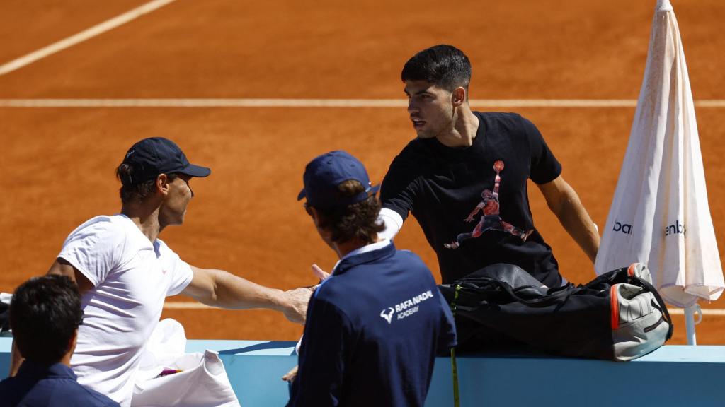 Carlos Alcaraz saluda a Rafa Nadal en el Mutua Madrid Open.