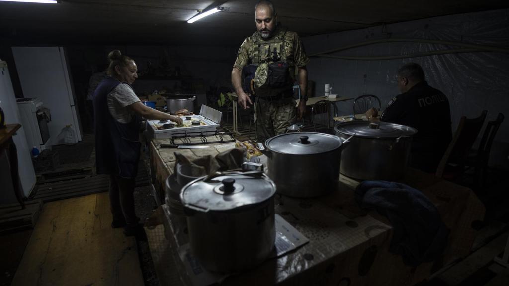 Andriy, el jefe de la comisaría de Policía de Toretsk, en el comedor que han instalado bajo tierra por los continuos bombardeos rusos en la ciudad.