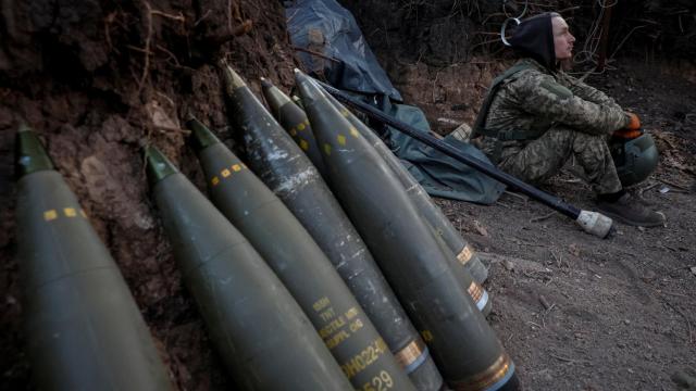 Un artillero ucraniano y un obús M777 en el campo de batalla de Donetsk.