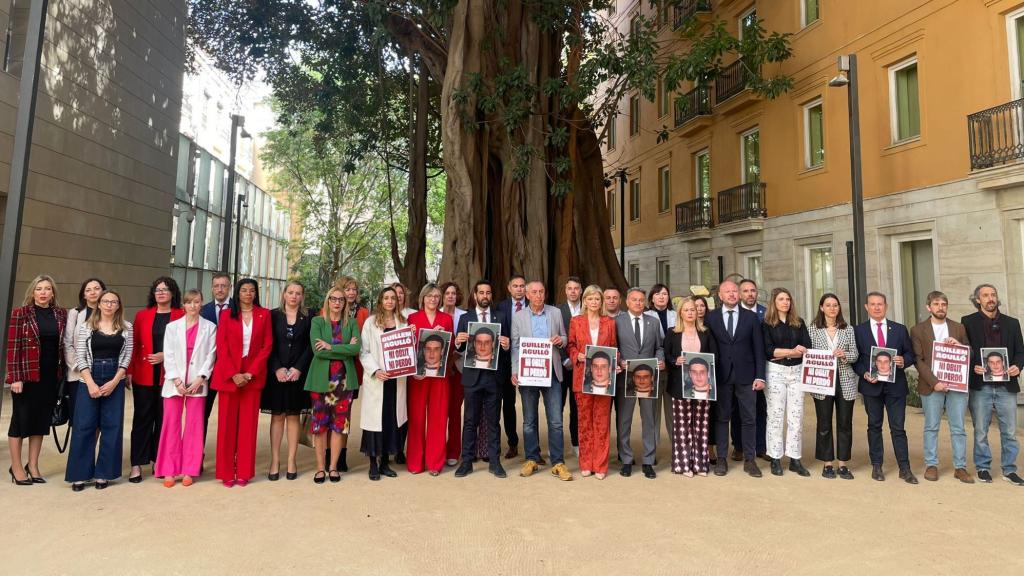 Diputados del PSPV y de Compromís con fotografías de Guillem Agulló. EE