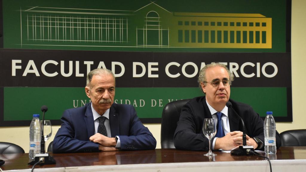 Husni Abdel Wahed y Jose Antonio Salvador Insúa momentos antes de comenzar la conferencia en la Facultad de Comercio de la UVa