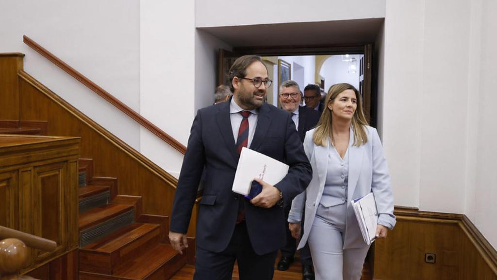 Paco Núñez y Carolina Agudo entrando en las Cortes.