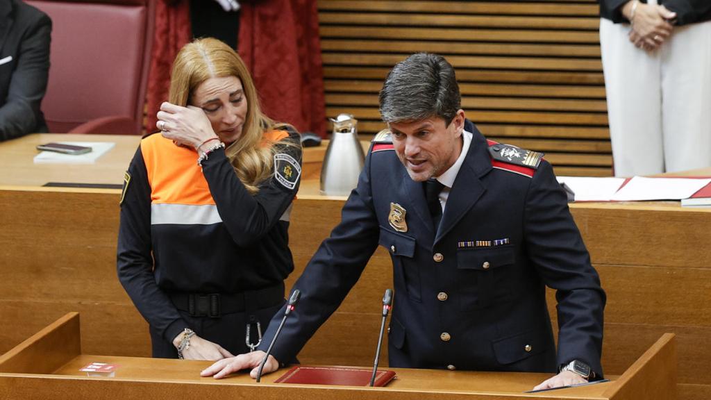 Representantes de Bomberos y Protección Civil de Valencia homenajeados este jueves en Les Corts.