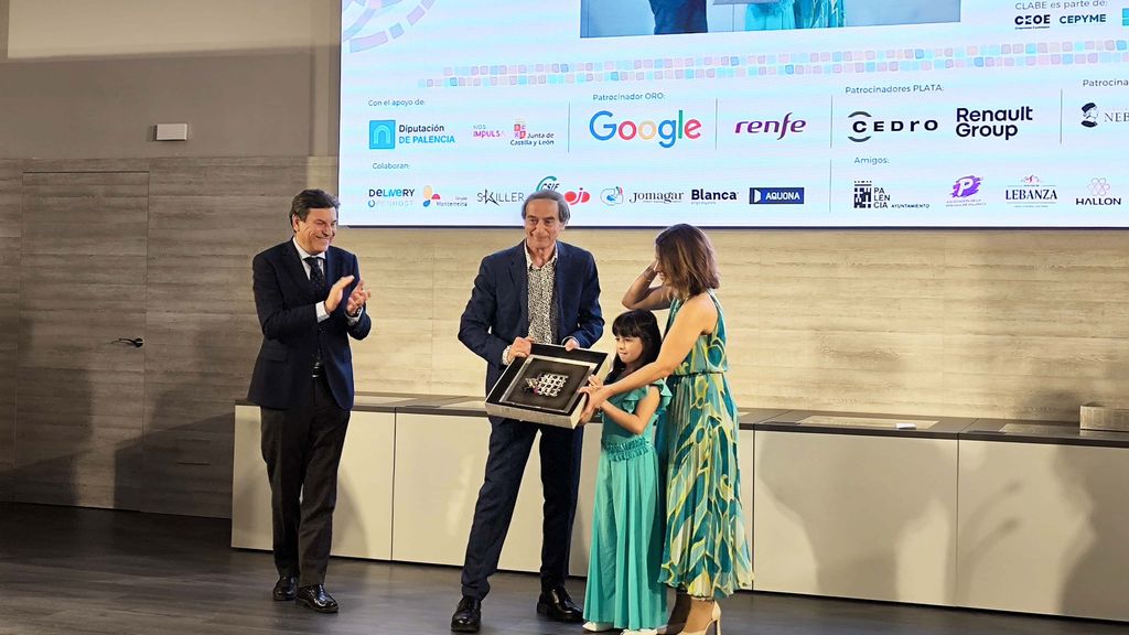 Isaías Lafuente recibiendo el Premio Luis María Rivas de Periodismo