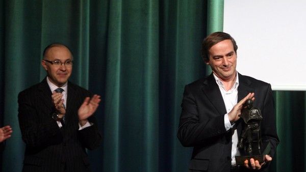 El periodista palentino Isaías Lafuente recibe de manos del delegado de Gobierno, Ramiro Ruiz Medrano, el XVII Premio Nacional de Periodismo Miguel Delibes que entrega la Asociación de la Prensa de Valladolid