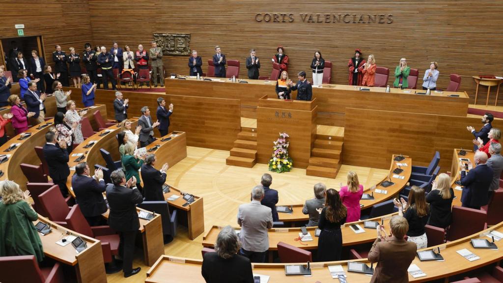 Los diputados aplauden a los bomberos tras la distinción