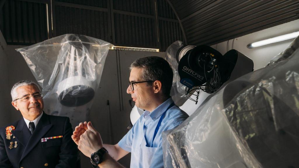 Vista del telescopio Sauron, un proyecto multicámara que pretende analizar el espacio profundo y buscar nuevos exoplanetas; en el centro, el ingeniero José Luis Gutiérrez.