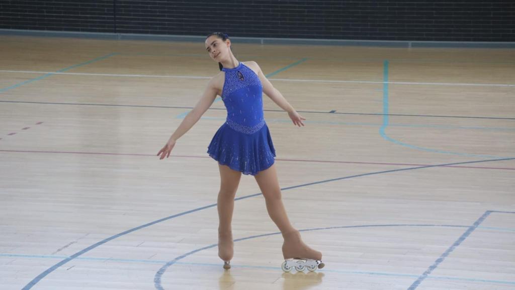 La joven patinadora en una competición