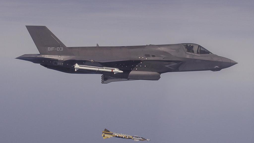 F-35B lanzando una Paveway IV en unas pruebas de vuelo en 2015.