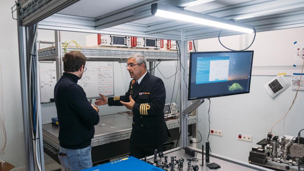 En el interior del laboratorio donde se desarrolla el reloj con un patrón de red óptica de estroncio.