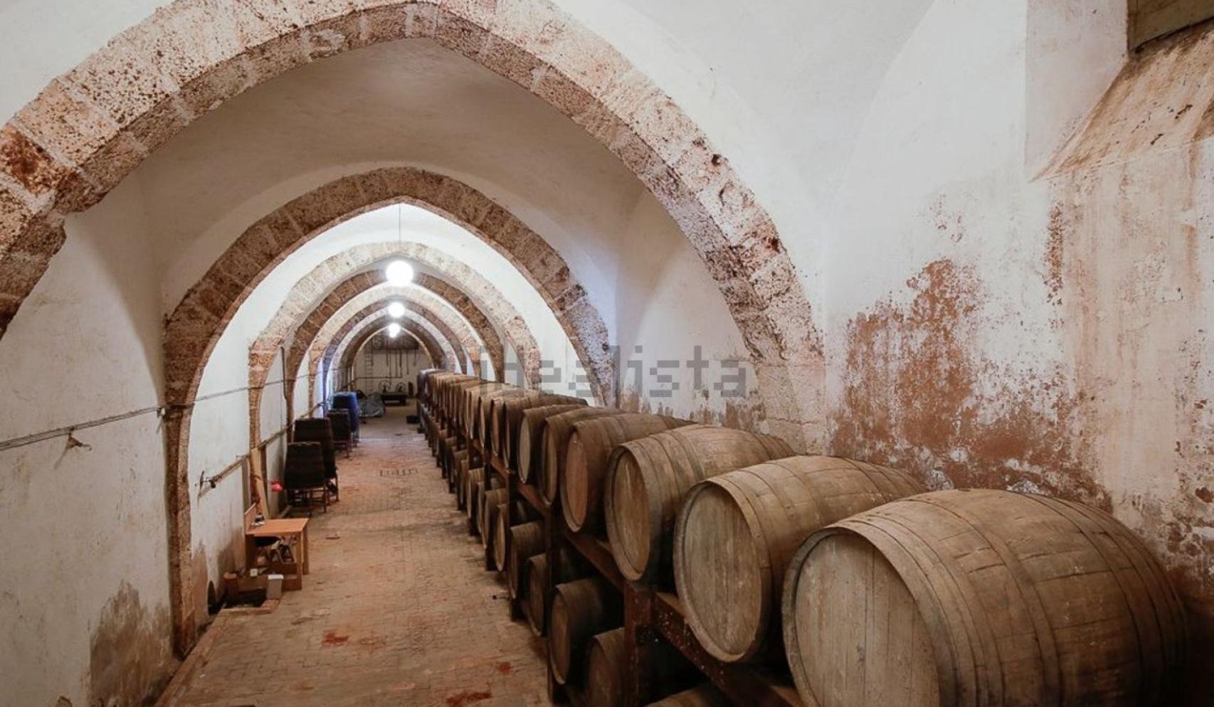 Las bodegas de naves góticas con contrafuertes de finca en venta. Idealista