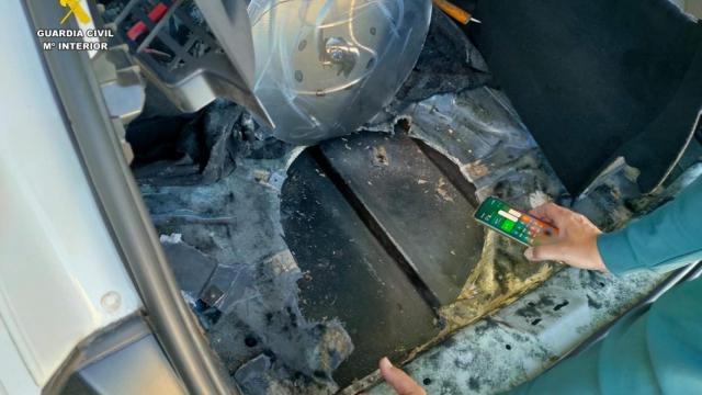 El doble fondo del maletero encontrado por los agentes.