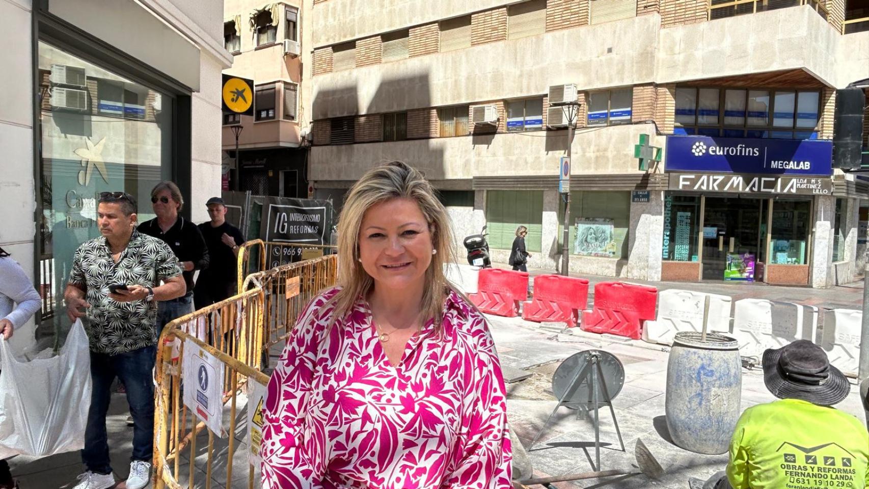 La concejala Cristina García ante una de las obras para rebajar aceras.