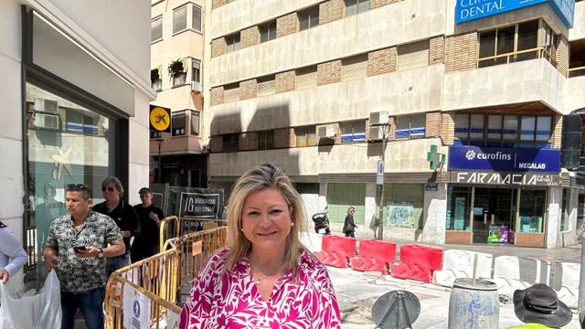 La concejala Cristina García ante una de las obras para rebajar aceras.