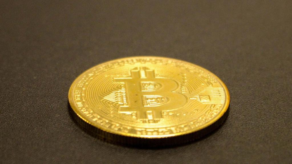 La Policía Nacional desmantela una oficina en Elche que operaba ilegalmente con criptomonedas, en la imagen, y acciones.