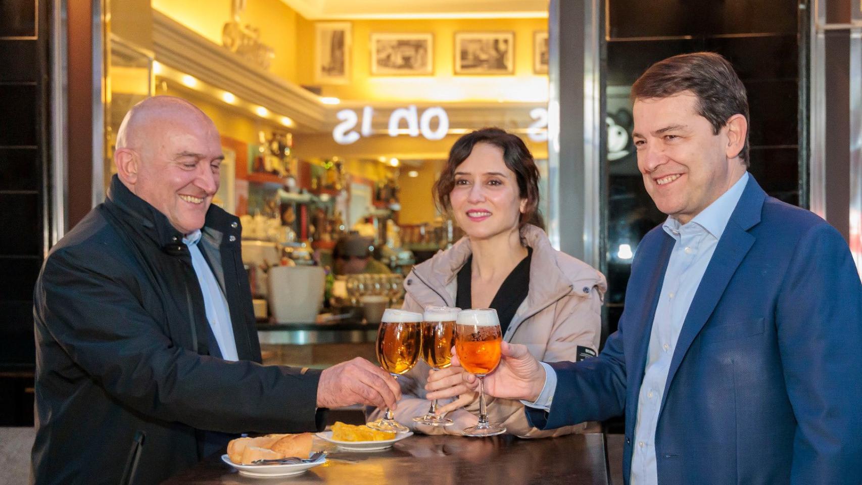 El alcalde de Valladolid, Jesús Julio Carnero, la presidenta de la Comunidad de Madrid, Isabel Díaz Ayuso, y el presidente de la Junta de Castilla y León, Alfonso Fernández Mañueco, da cañas por Valladolid