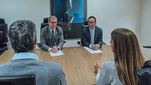 El consejero de Empleo, Mariano Veganzones, mantiene una reunión con trabajadores del Serla