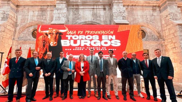 Los asistentes a la presentación en la foto de familia