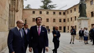 El rector en funciones y el consejero de Medio Ambiente, en el Patio de Escuelas