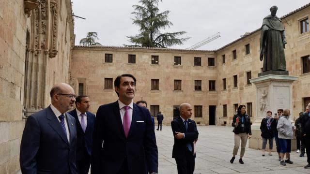 El rector en funciones y el consejero de Medio Ambiente, en el Patio de Escuelas