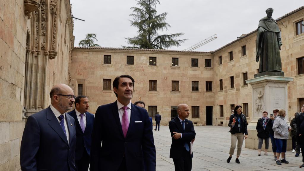 El rector en funciones y el consejero de Medio Ambiente, en el Patio de Escuelas