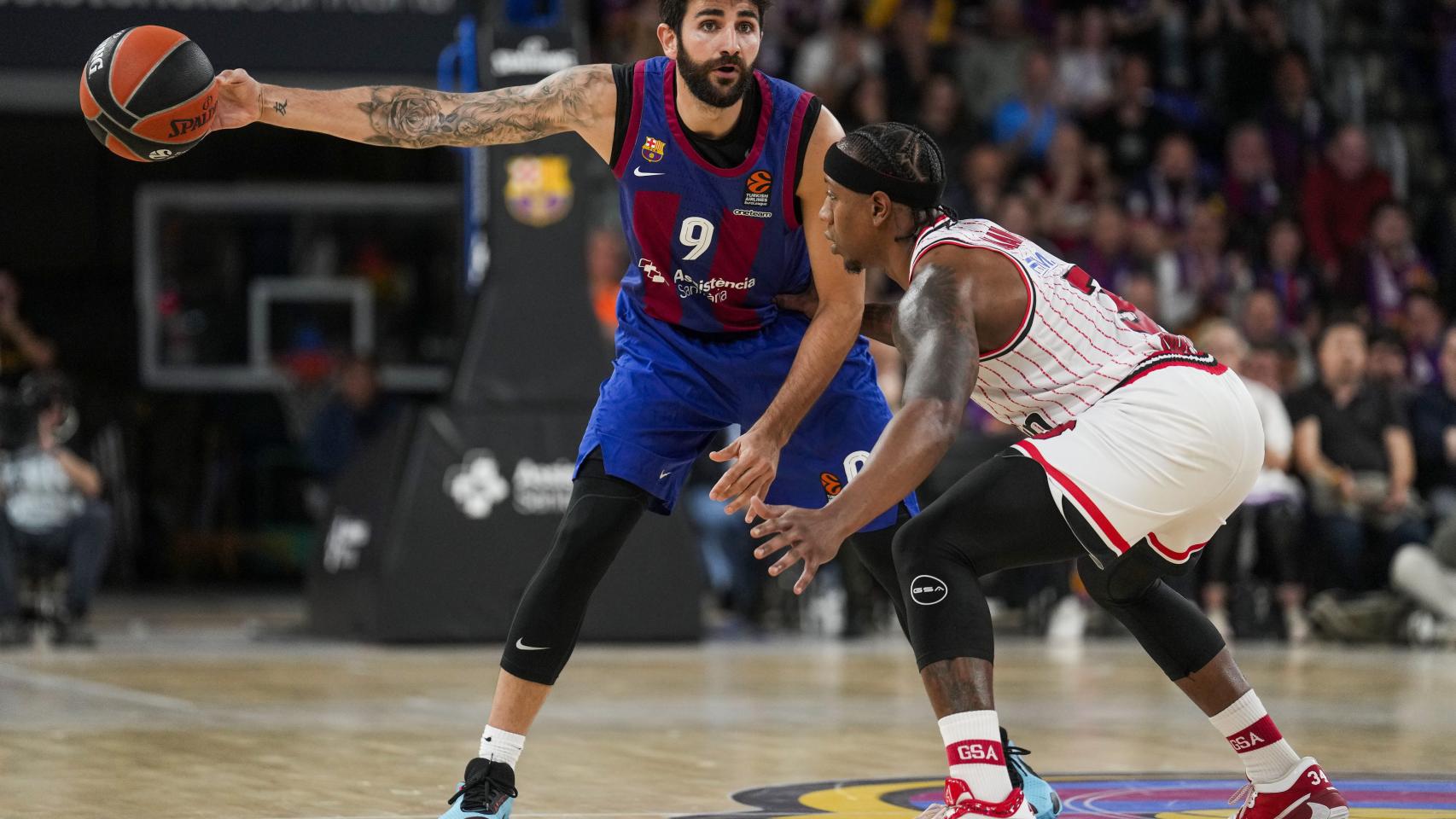 Ricky Rubio, con el balón en el partido ante Olympiacos.