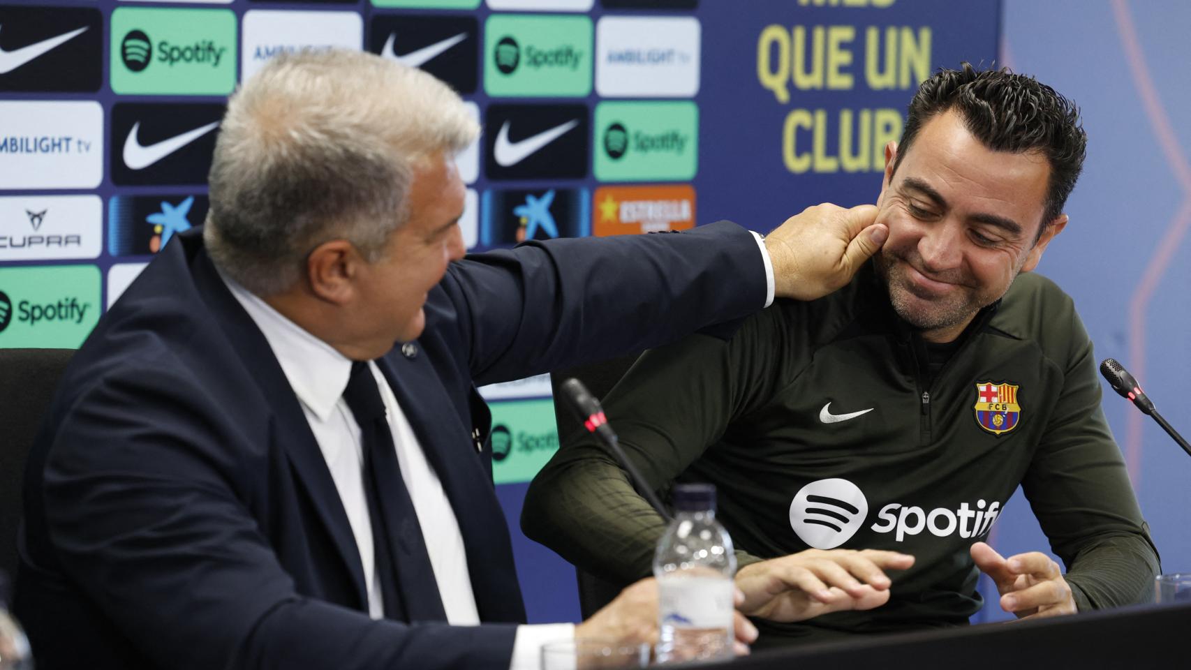 Joan Laporta le da un pellizco a Xavi.