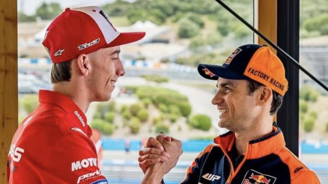 Pedro Acosta y Dani Pedrosa, en el circuito de Jerez-Ángel Nieto.
