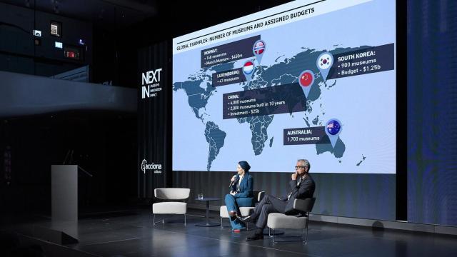 Sheika Reem al Thani, vice-CEO en funciones de Exposiciones de Qatar Museums y Christian Wacker, Director Adjunto de Qatar Museums, en una de las conferencias.