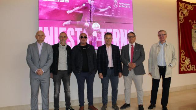 Presentación de la escultura de Andrés Iniesta.