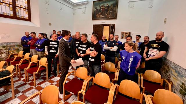 Velázquez en el pleno junto a varios agentes de Policía Local.