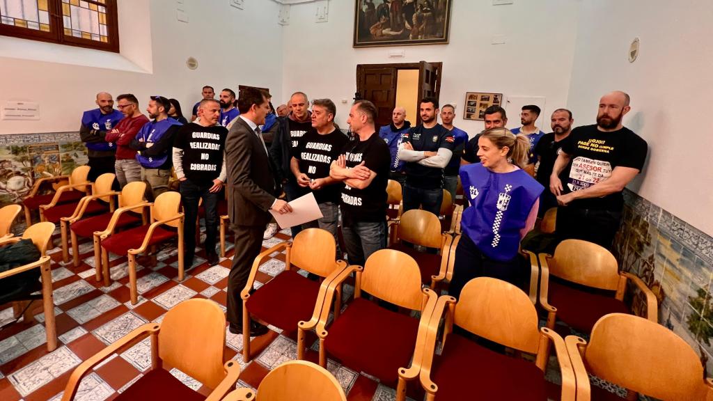 Velázquez en el pleno junto a varios agentes de Policía Local.