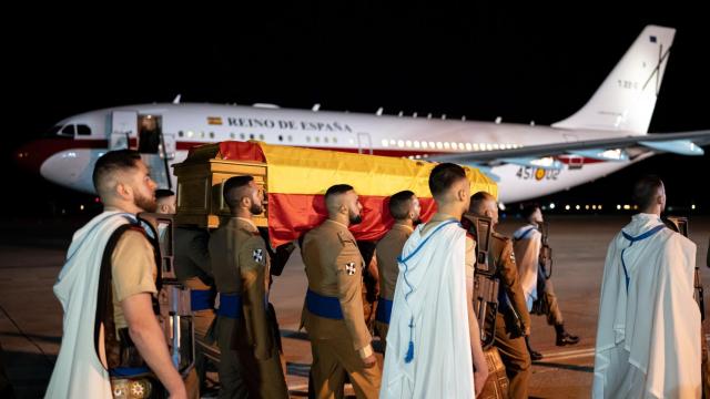 Varios militares portan los restos mortales del cabo Germán Palacios Aguilar, a su llegada a la base aérea de Torrejón de Ardoz.