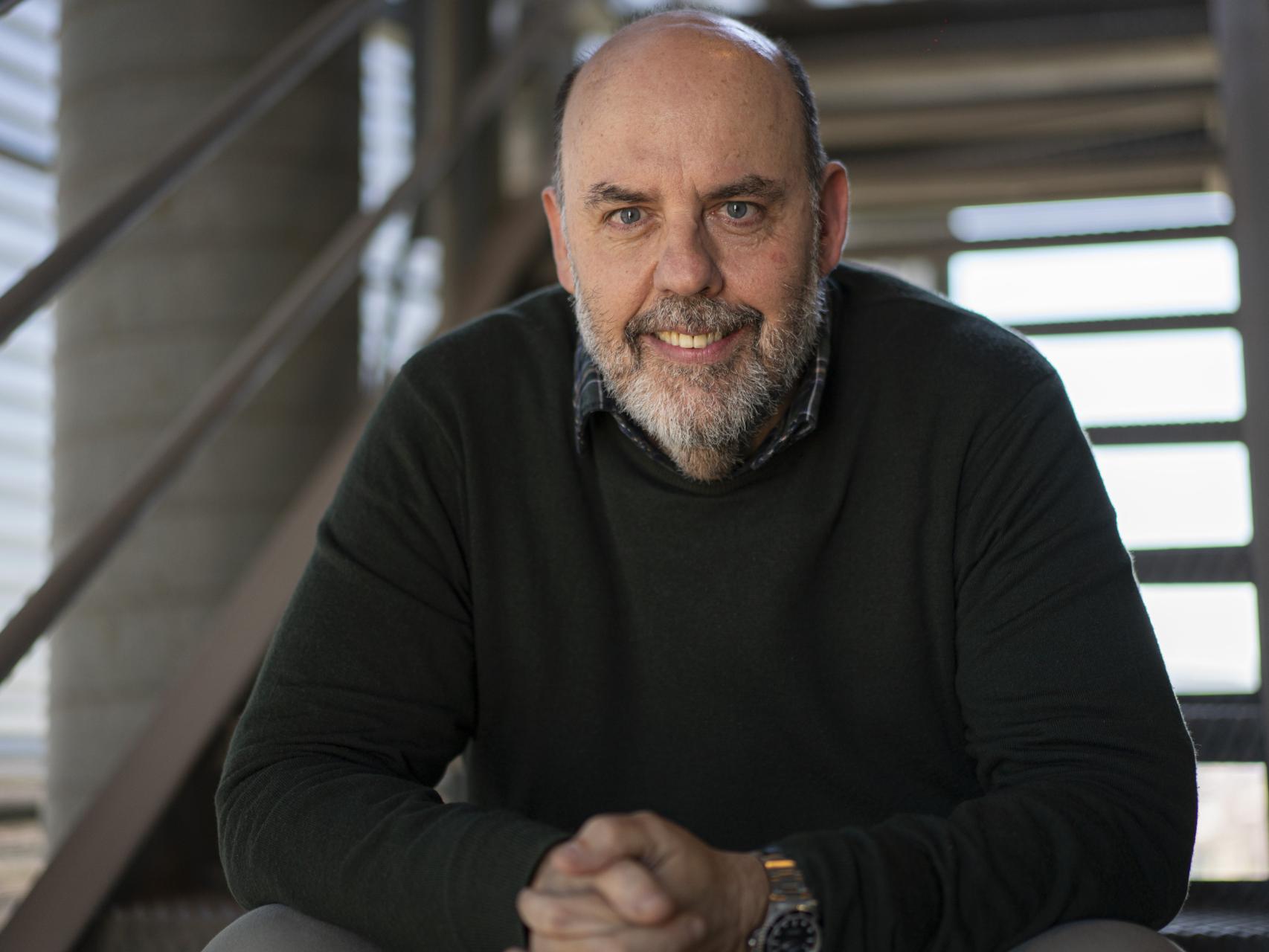 Jordi Basté posa en las escaleras junto a los estudios de radio de RAC1 el día de la entrevista.