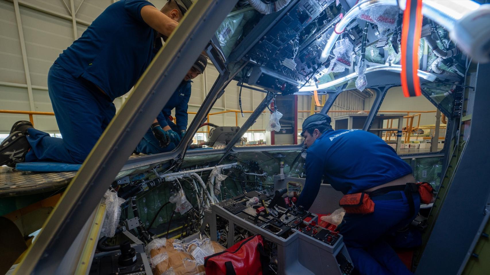 Operarios de Airbus durante la fabricación en la línea de montaje de un avión, en una imagen de archivo.