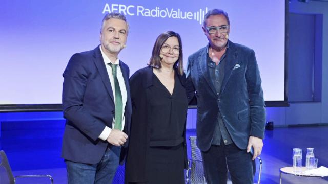 De izda. a dcha. Carlos Alsina, Àngels Barceló y Carlos Herrera durante la celebración del Día Mundial de la Radio en la Fundación Telefónica en 2023.