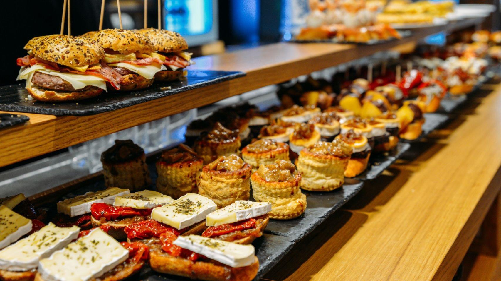 Barra del bar repleta de pinchos y tapas.