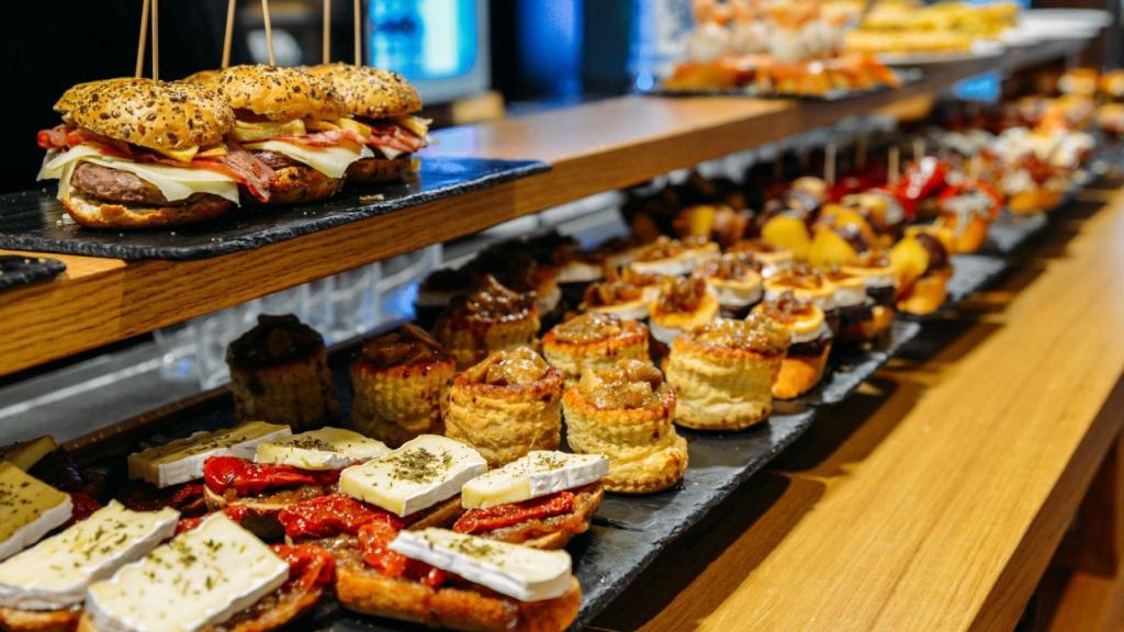 Barra del bar repleta de pinchos y tapas.