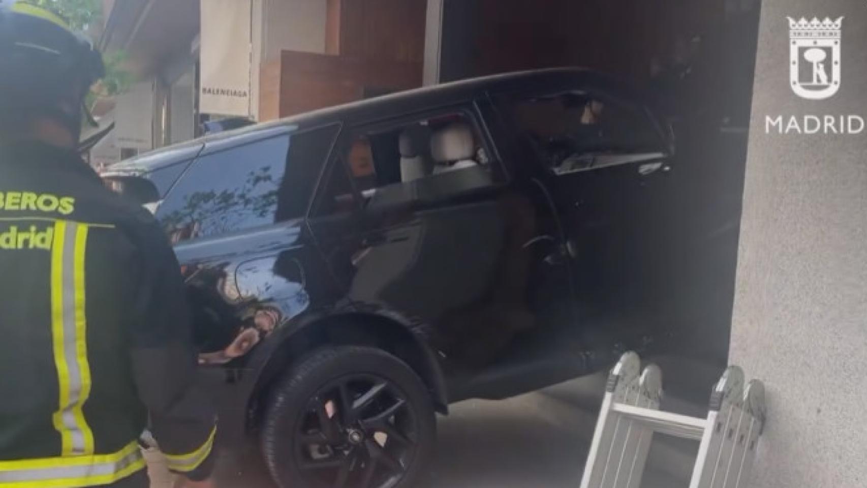 Los bomberos sacando el todoterreno del inmueble.