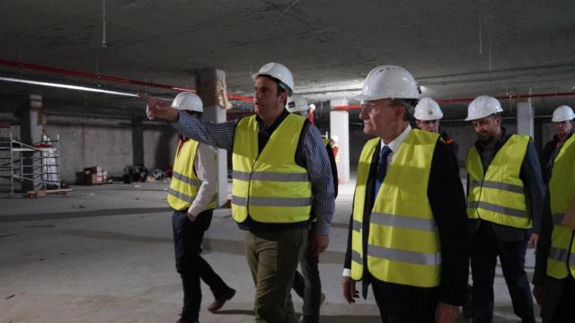 Imagen de archivo de Manuel Díaz Guirado y el alcalde, Francisco de la Torre, en la visita a las obras del aparcamiento Pío Baroja.